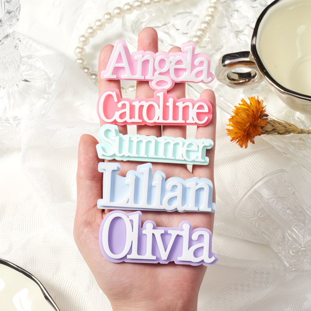 Embroidery Names - Personalisierte Namensbrosche mit Auswahl an Schriftart