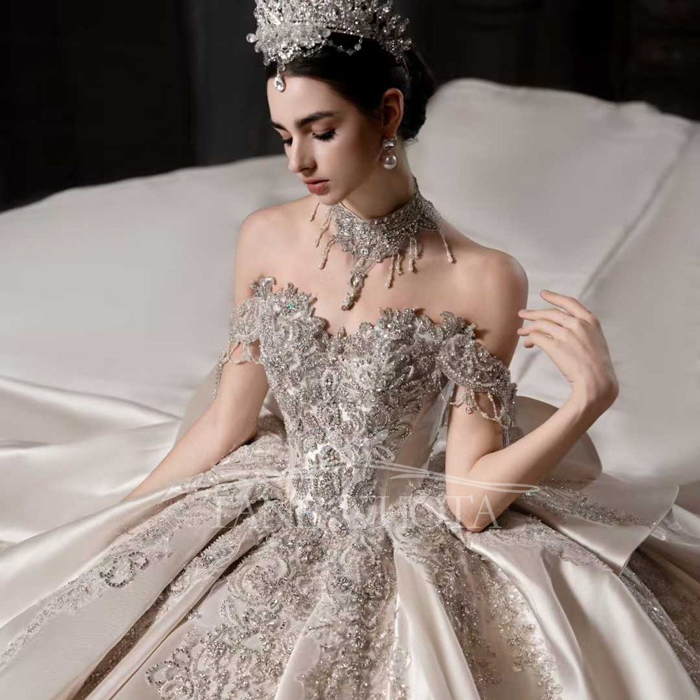 Luxuriöses, rosafarbenes, mit  – Embroidery Rose Bewertung und Preis