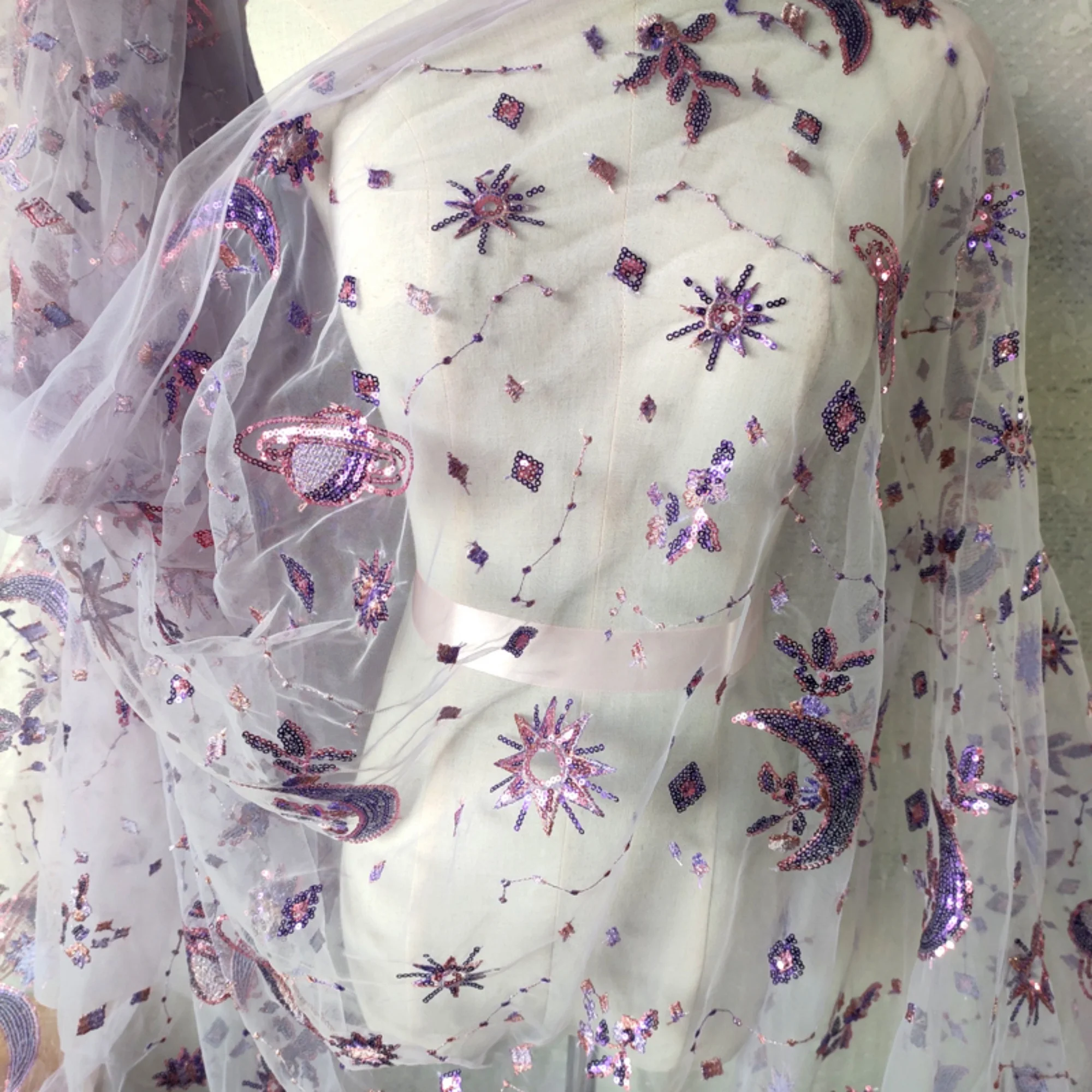 0,5 Meter Lila Breite 55,11 Zo – Embroidery Net Fabric Bewertung und Preis