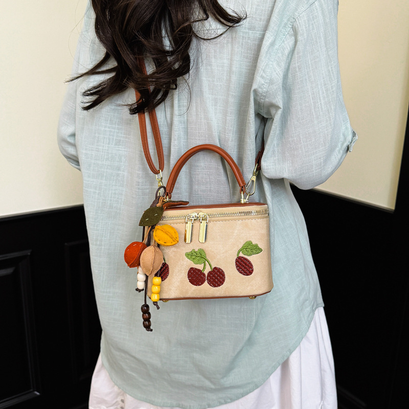 Vintage-Handtasche mit Kirsch- – Embroidery Charm Bewertung und Preis